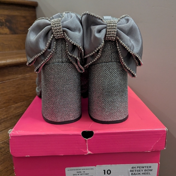Torrid BETSEY JOHNSON SILVER BOW BACK HEEL size 10 (WW - WIDE WIDTH) NIB - Picture 6 of 17